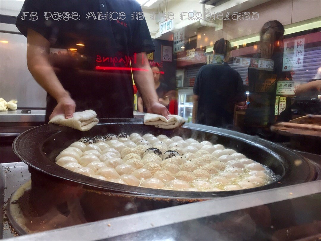 一張含有 室內, 個人, 食物, 櫃台 的圖片

自動產生的描述