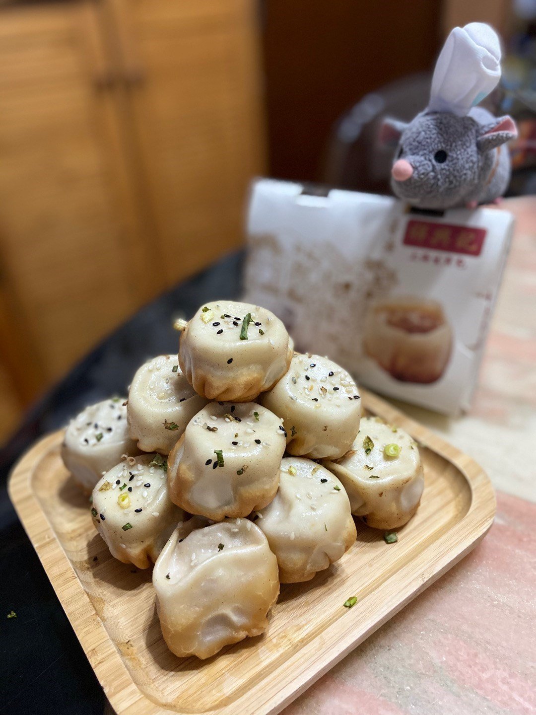 一張含有 室內, 木製的, 食物, 板 的圖片

自動產生的描述